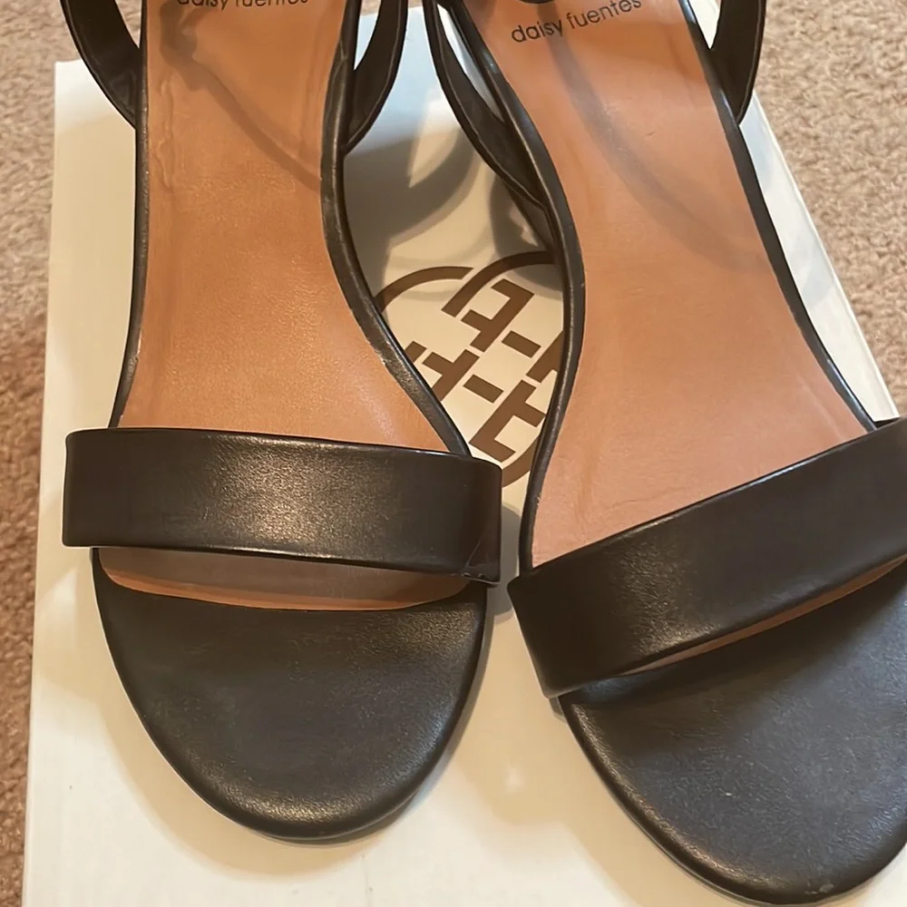 Low wedge sandals 8.5 - Picture 2 of 9